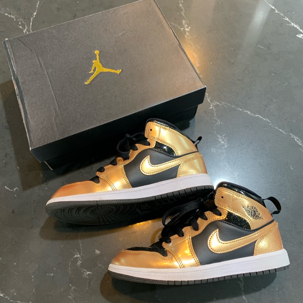 Nike Jordans Black/Metallic Gold - White Size 2.5 Little Kids